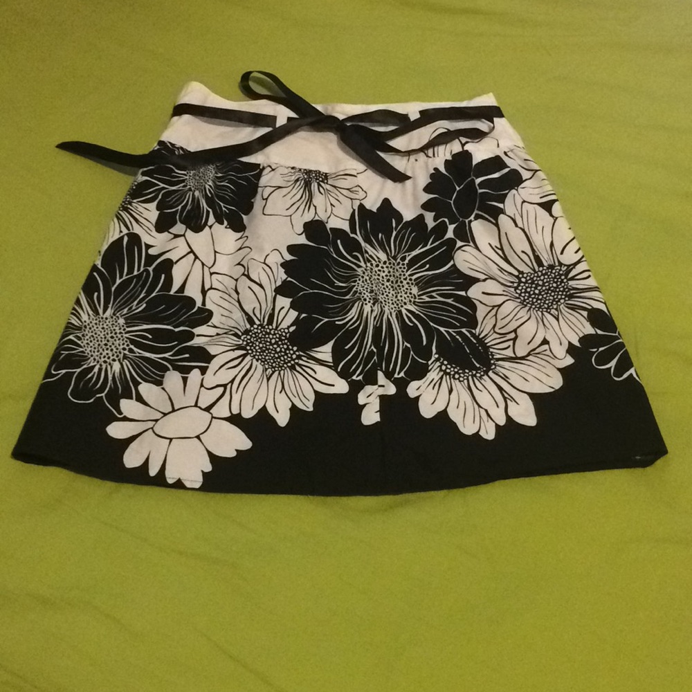 Black and White Belted Floral Skirt Size 3/4